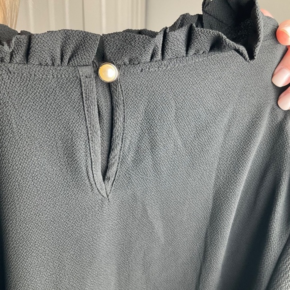 Short Sleeve Blouse - Picture 4 of 4